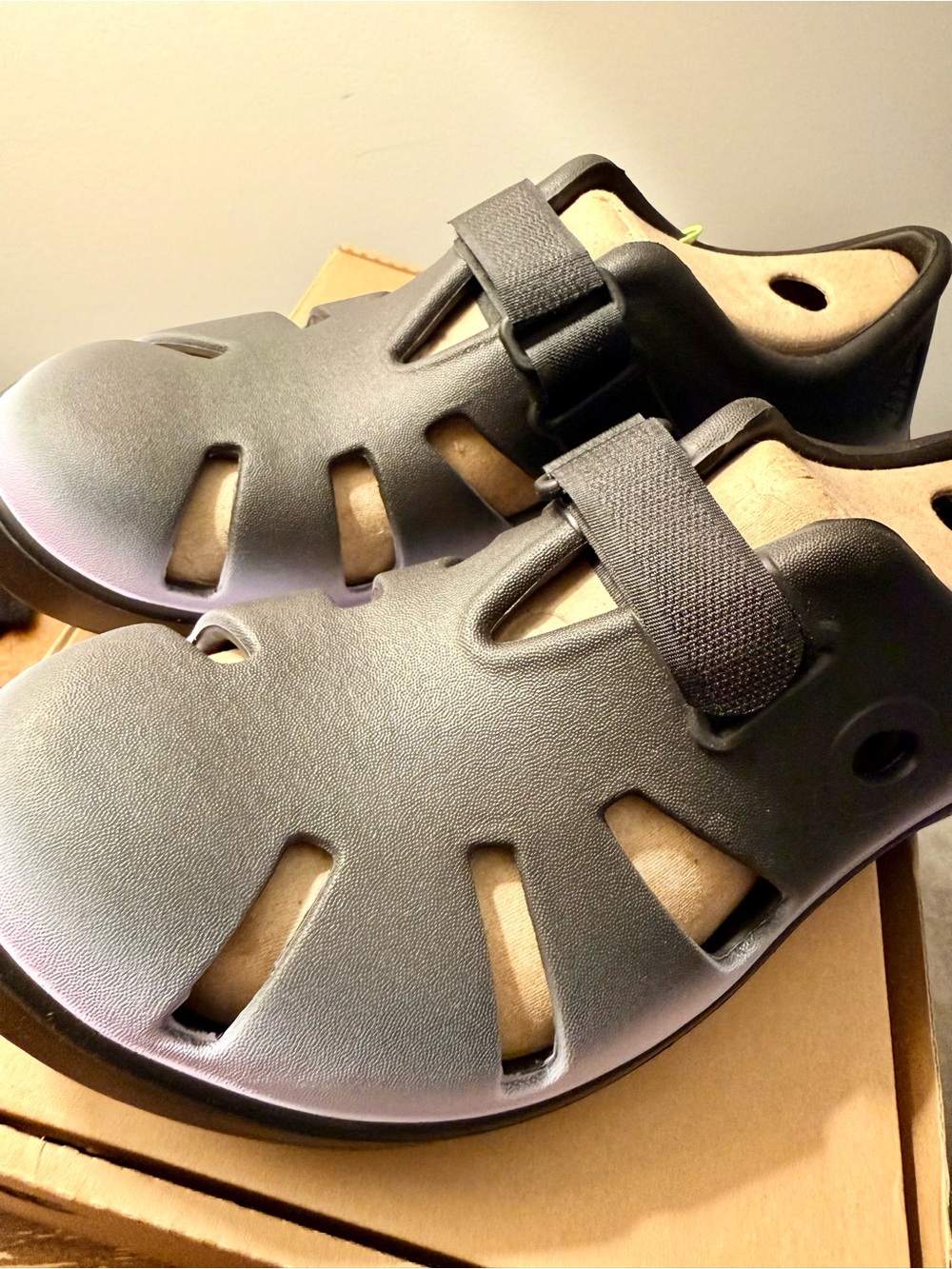 OOFOS Oocandoo Unisex Black Closed-Toe Adjustable Sandals - Picture 2 of 3